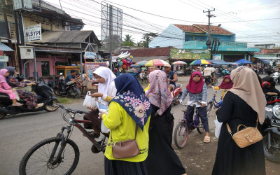 PKBM AL-HIKMAH Berbagi Kebahagiaan di Bulan Ramadhan dengan Takjil Gratis!